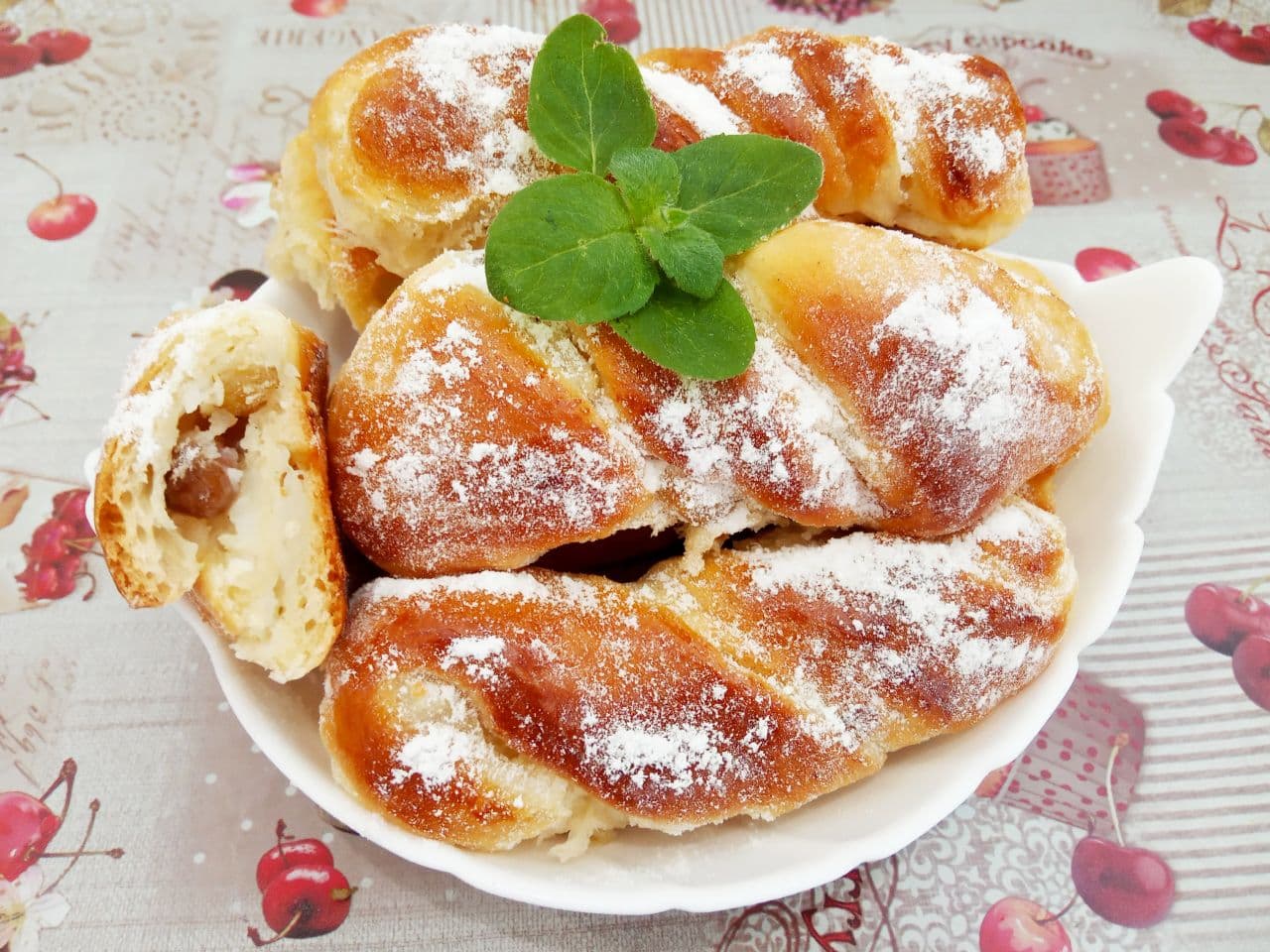 Воздушные и нежные булочки с заварным кремом и изюмом