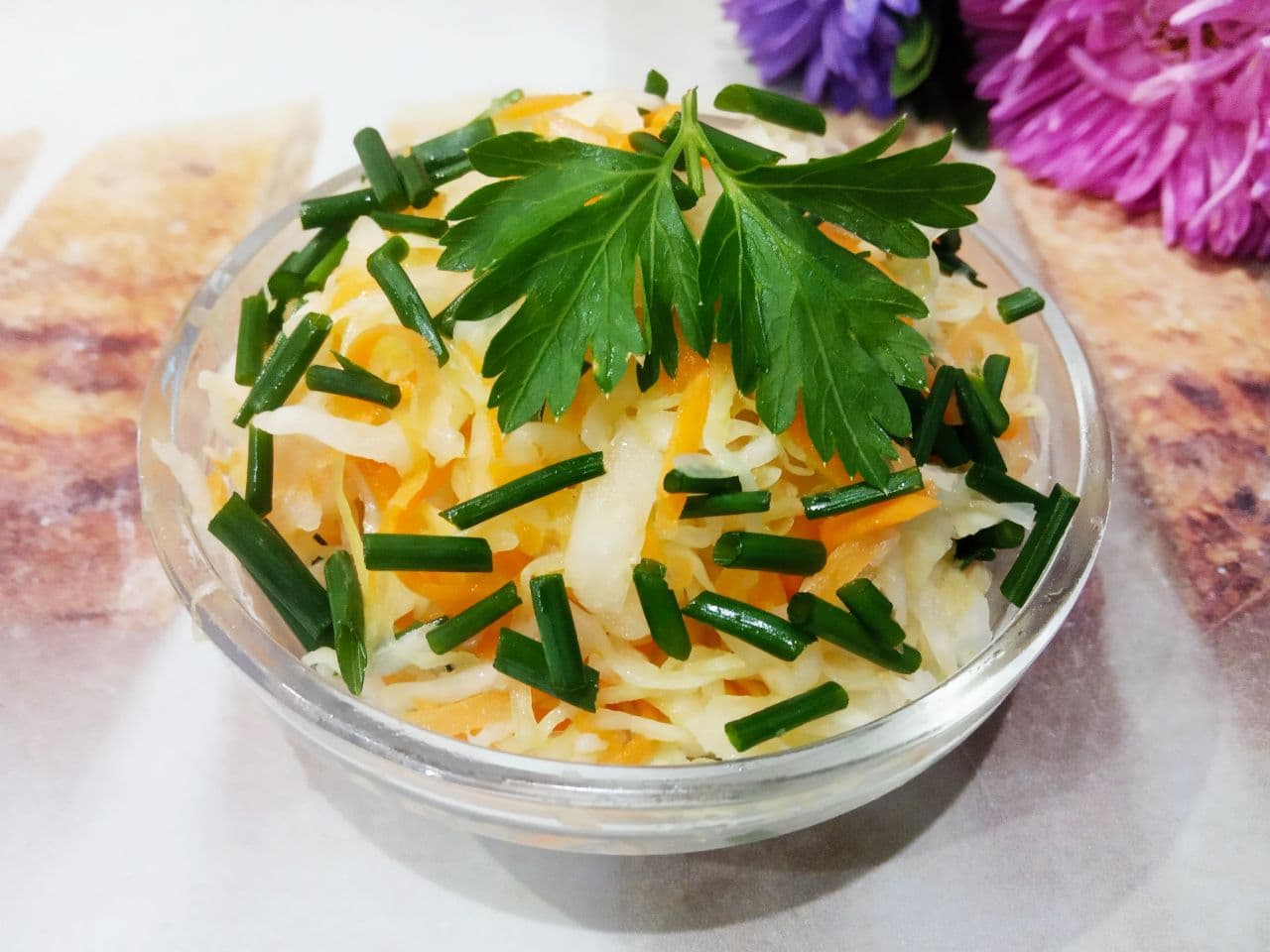 Простой рецепт салата из капусты, моркови и зеленого лука