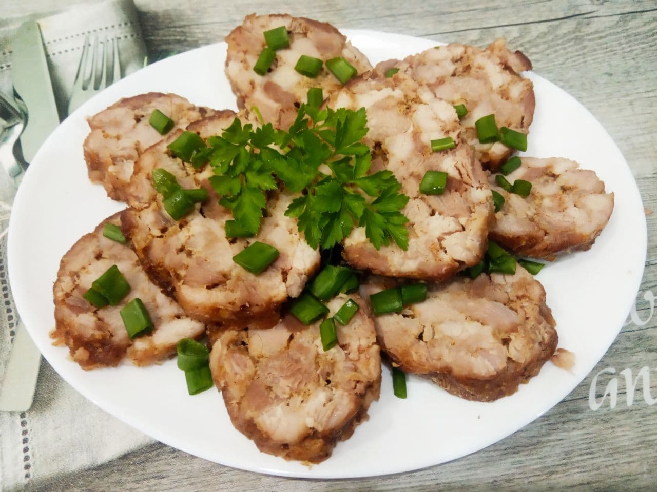 Рулет из свинины со специями, запеченный в духовке