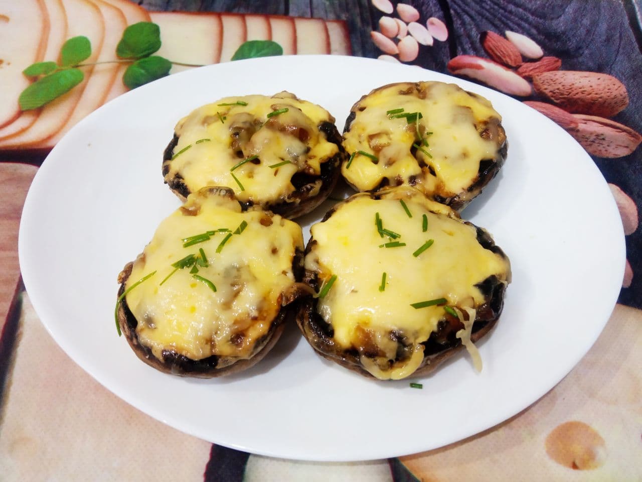 Шампиньоны с сыром, запеченные в духовке, вкусные и аппетитные