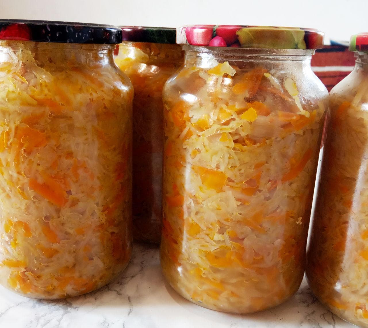 Салат на зиму из капусты, лука и моркови