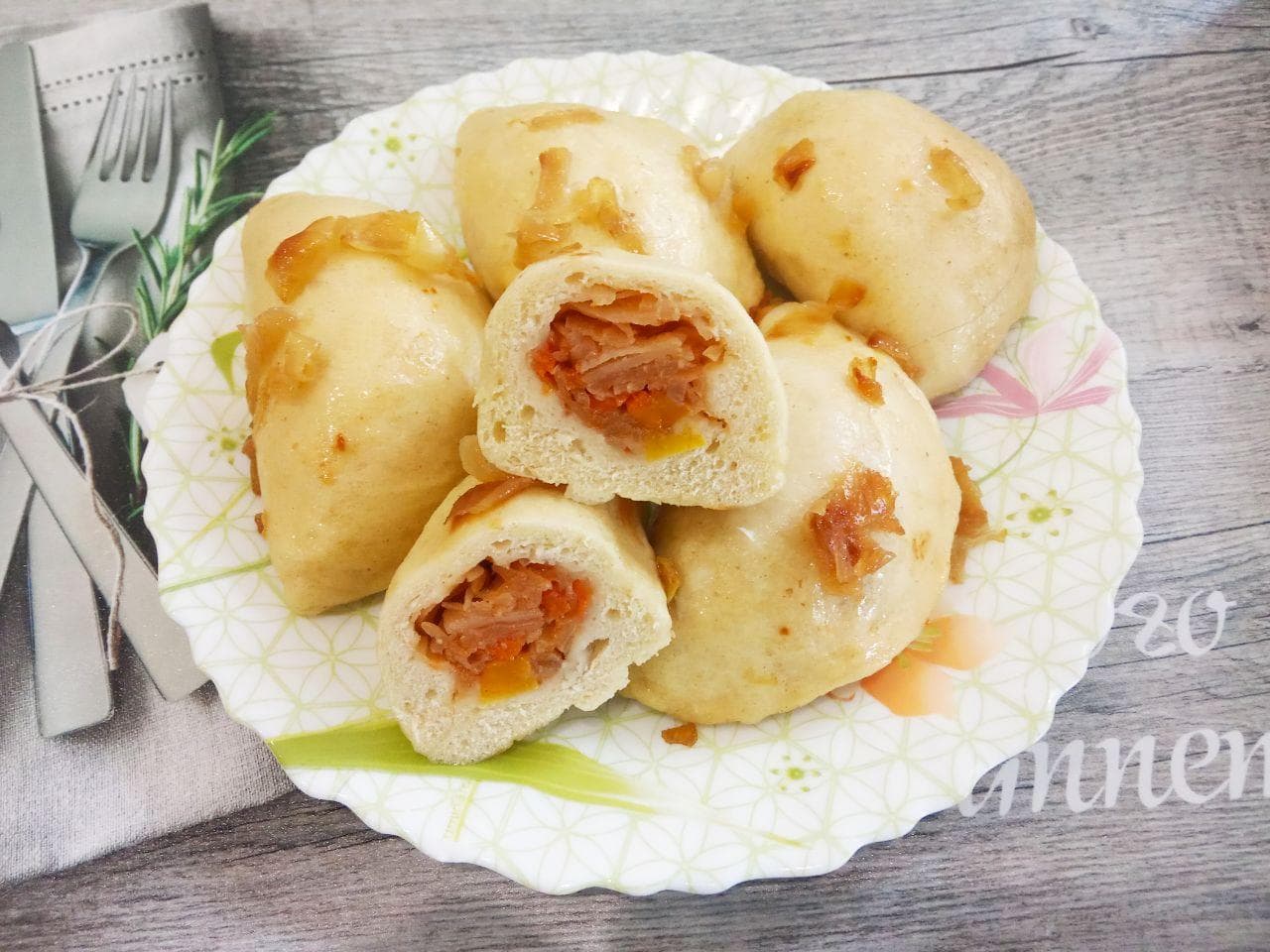 Воздушные вареники с тушеной капустой, приготовленные на пару