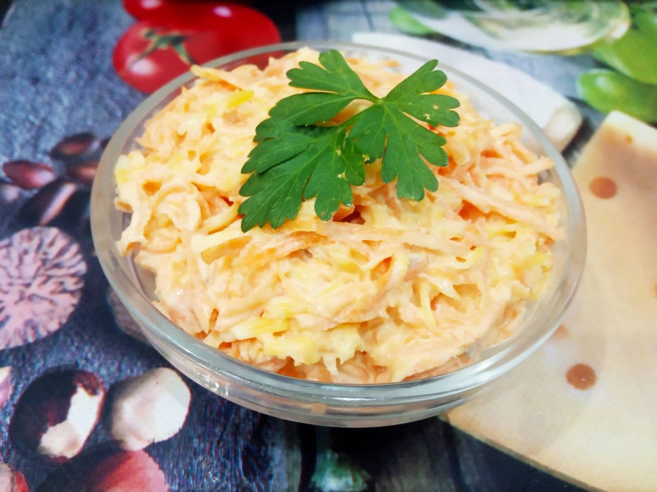 Простой рецепт салата из моркови, сыра и чеснока