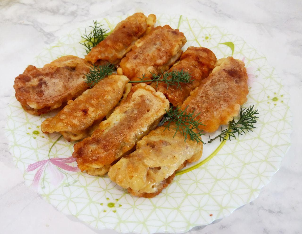 Вафельные трубочки с мясной начинкой в яичном кляре