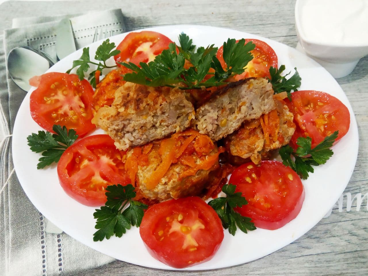 Капустные биточки с фаршем и соусом в духовке