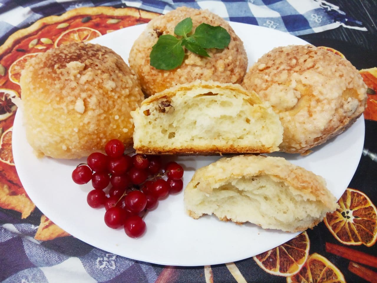 Булочки с изюмом в мучной крошке, воздушные и вкусные