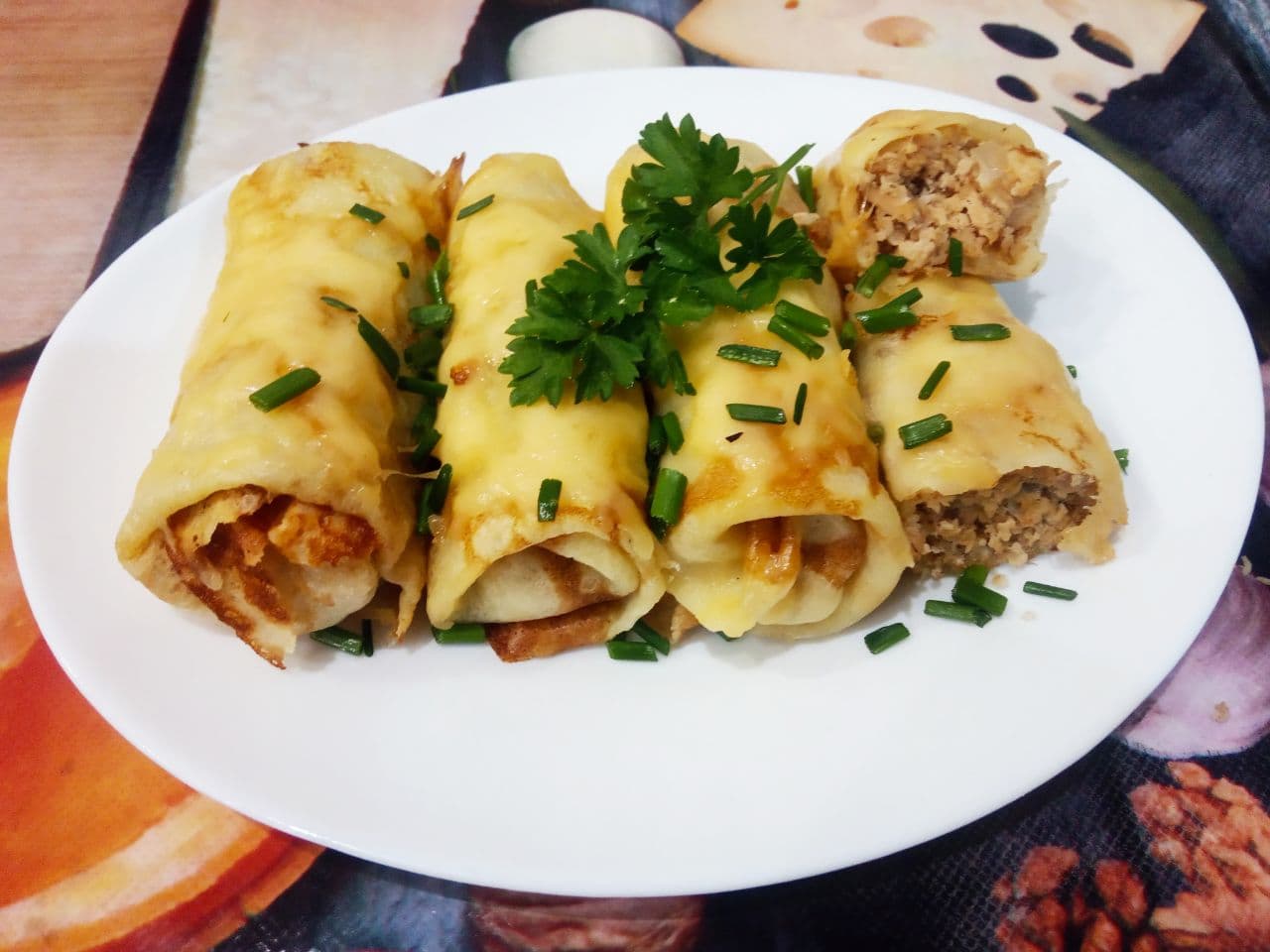 Блинчики с мясом и сыром, запеченные в духовке