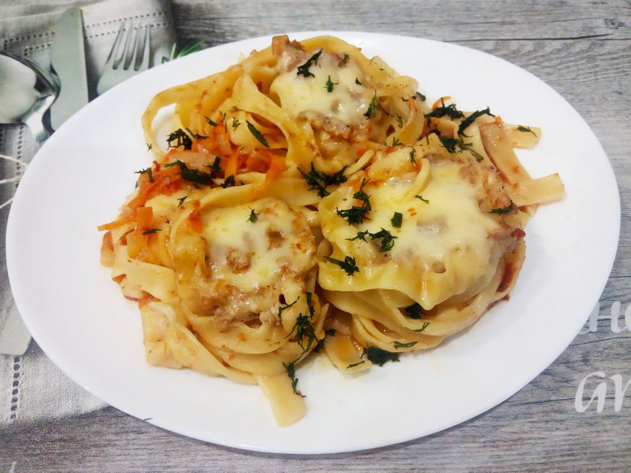 Макаронные гнёзда с фаршем и сыром на сковороде