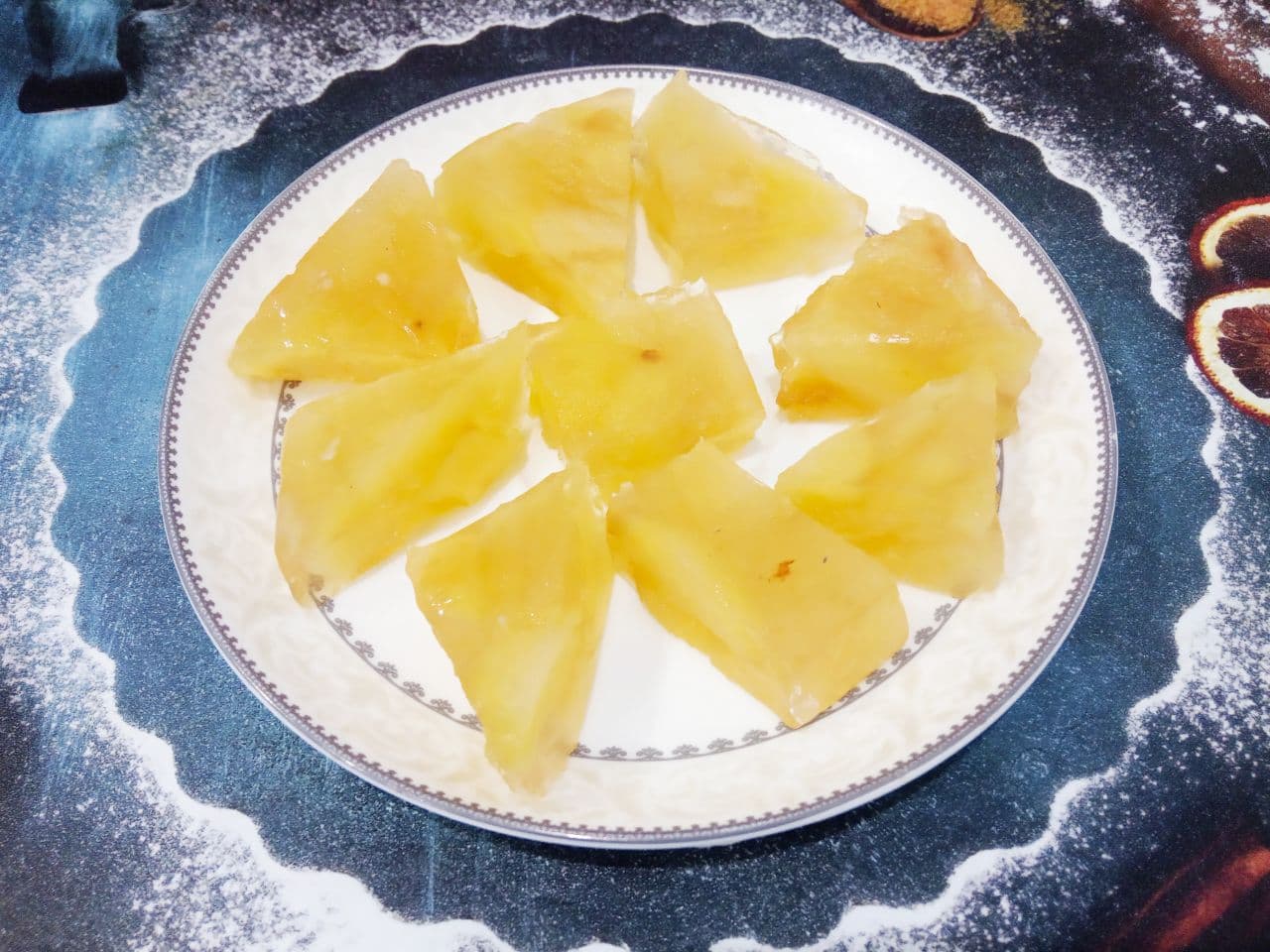 Вкусный десерт из яблочного желе и лимона