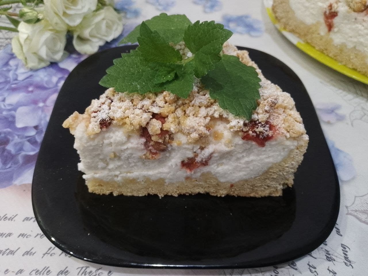 Пирог из песочной крошки, творожной начинки и ягод клубники