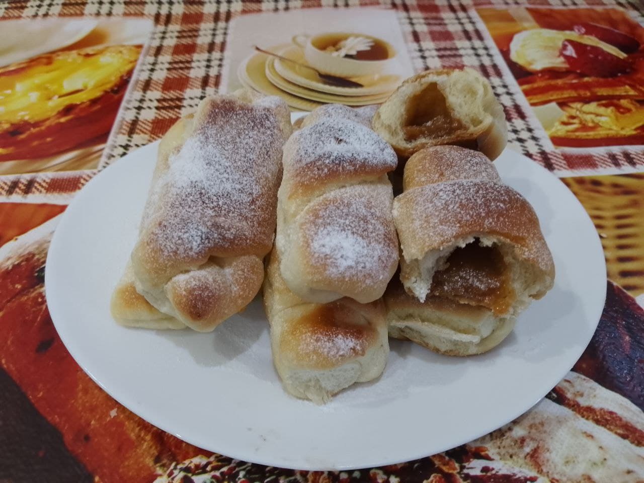 Рогалики из сдобного дрожжевого теста, с начинкой из вареного сгущенного молока