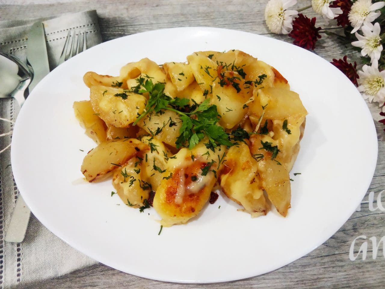 Картофель запеченный с сыром и сливочным маслом