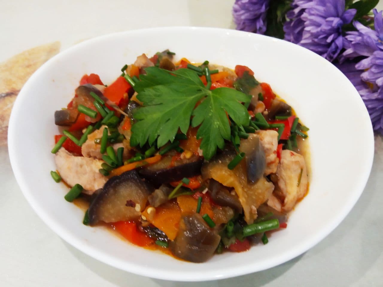Тушеные баклажаны с овощами и филе