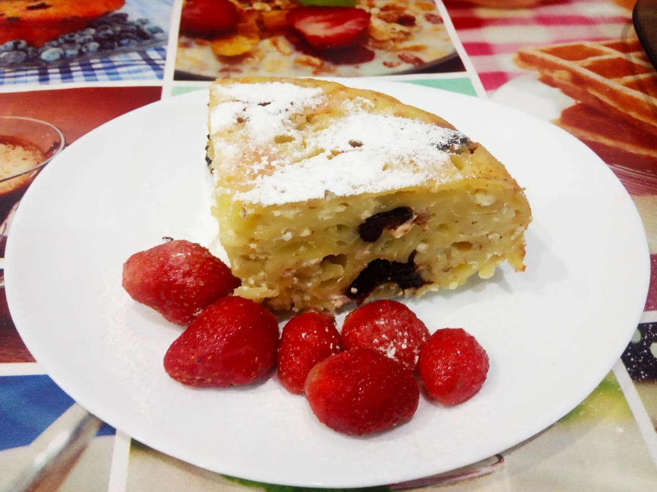 Запеканка из макарон с творогом и черносливом