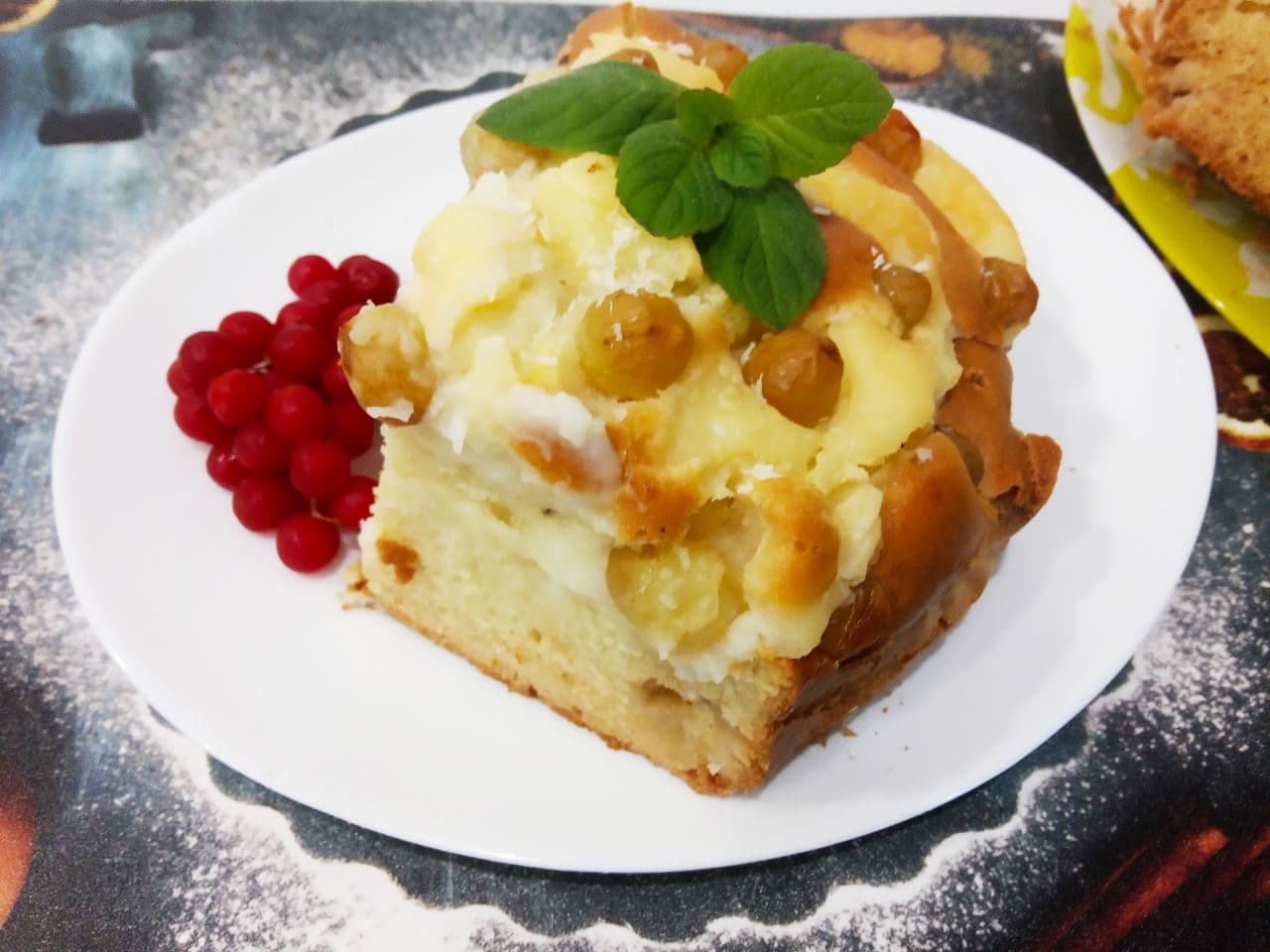 Пирог на молоке, с заварным кремом и виноградом