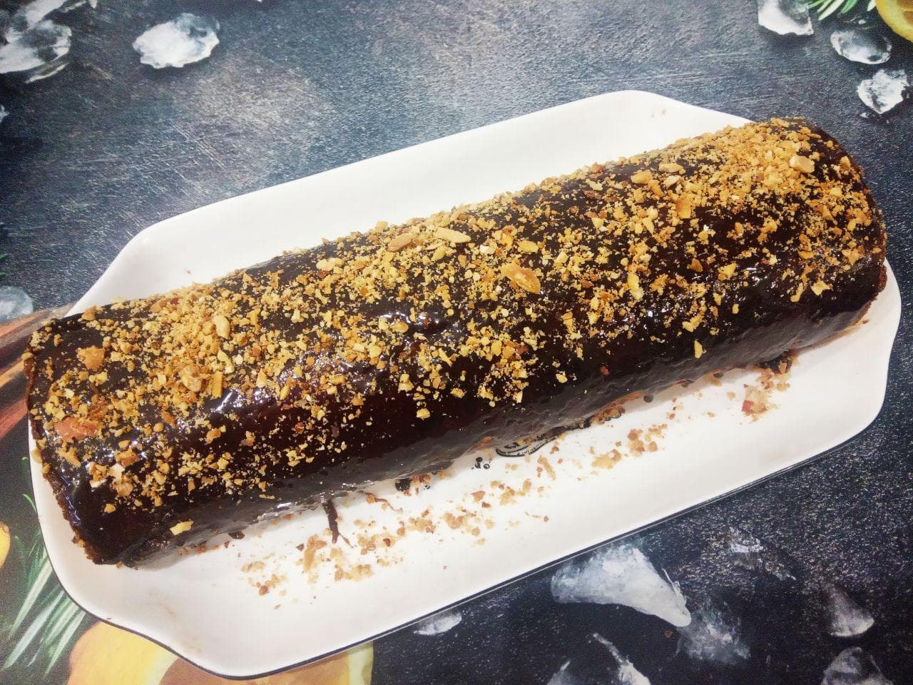 Рулет с яблочным джемом в шоколадной глазури, просто и вкусно