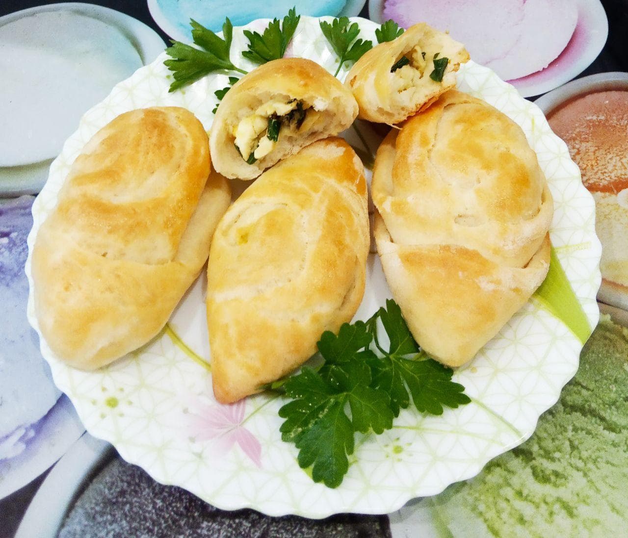 Пирожки с яйцом и зеленым луком из дрожжевого теста