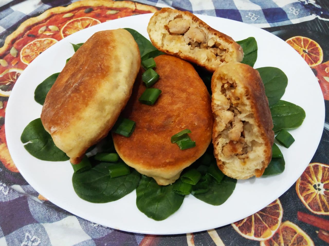Жареные пирожки из творожного теста, с фаршем и луком, вкусные и аппетитные