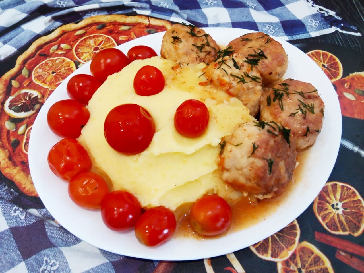 Мясные тефтели с добавлением риса, нежные и сочные