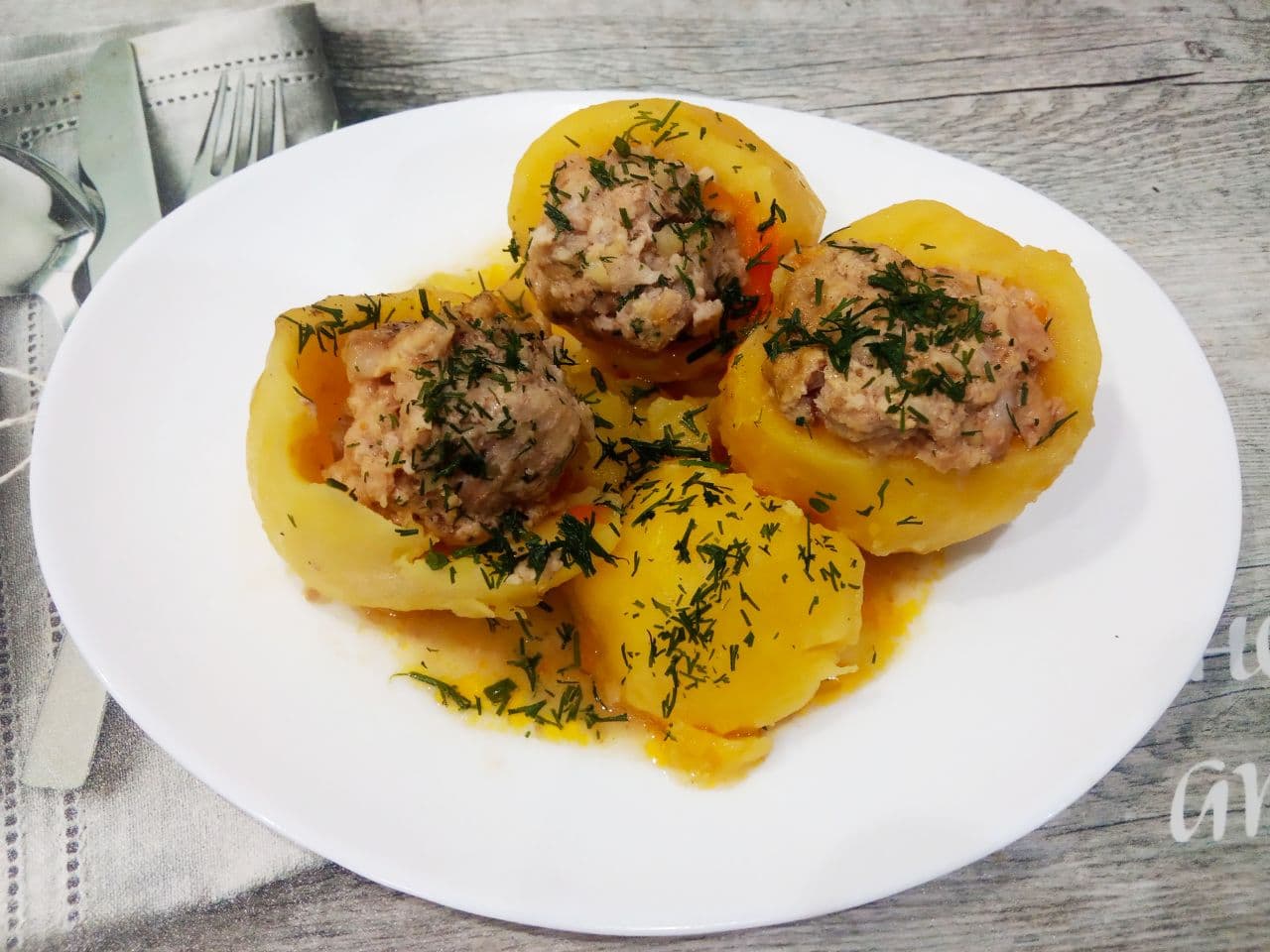 Картофель тушеный и фаршированный мясным фаршем