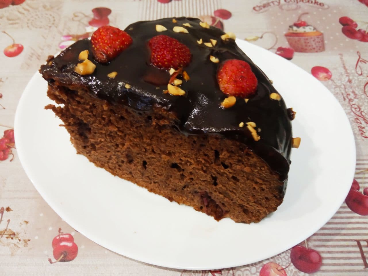 Шоколадный молочный пирог с клубникой