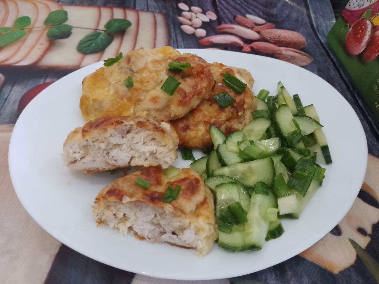 Котлеты из рубленого куриного мяса, сыра, запеченные в духовке