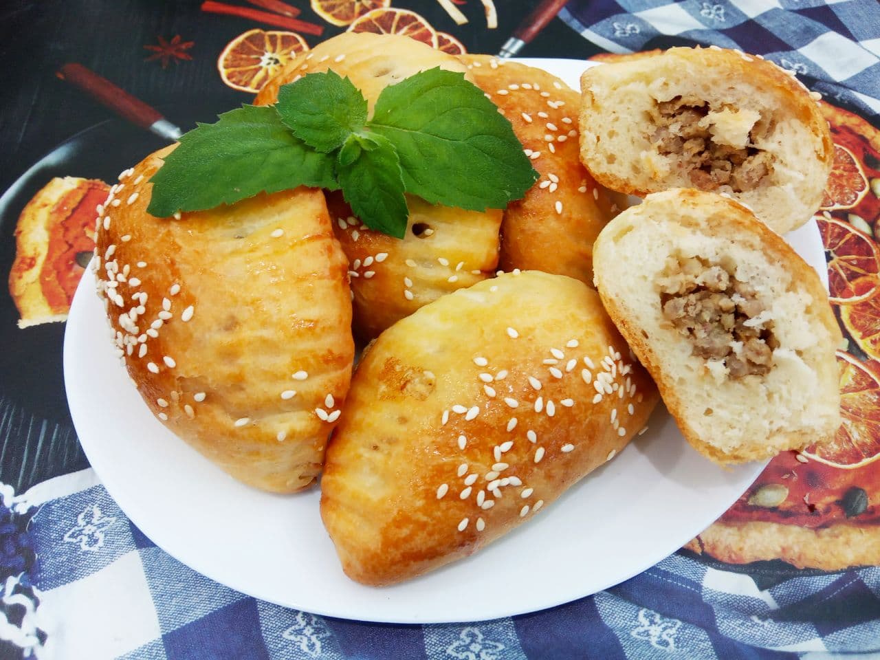 Пирожки с мясной начинкой и кунжутом, просто и вкусно