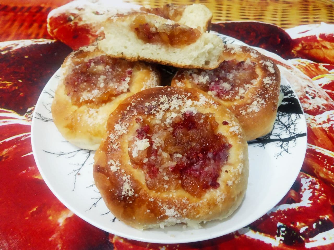 Булочки с начинкой из жареных яблок, изюма и корицы