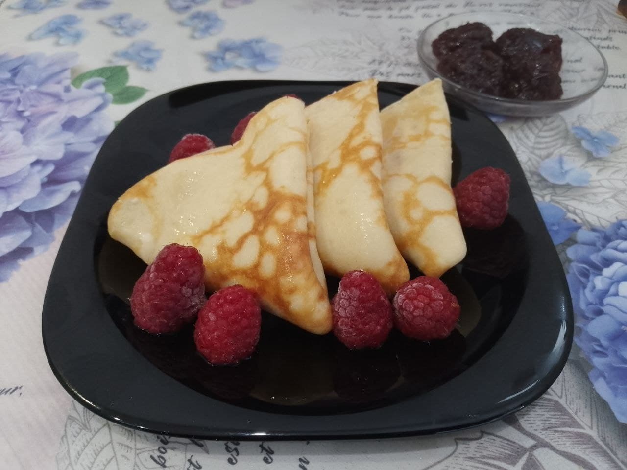 Блины со сливочным маслом, сахаром и ягодами