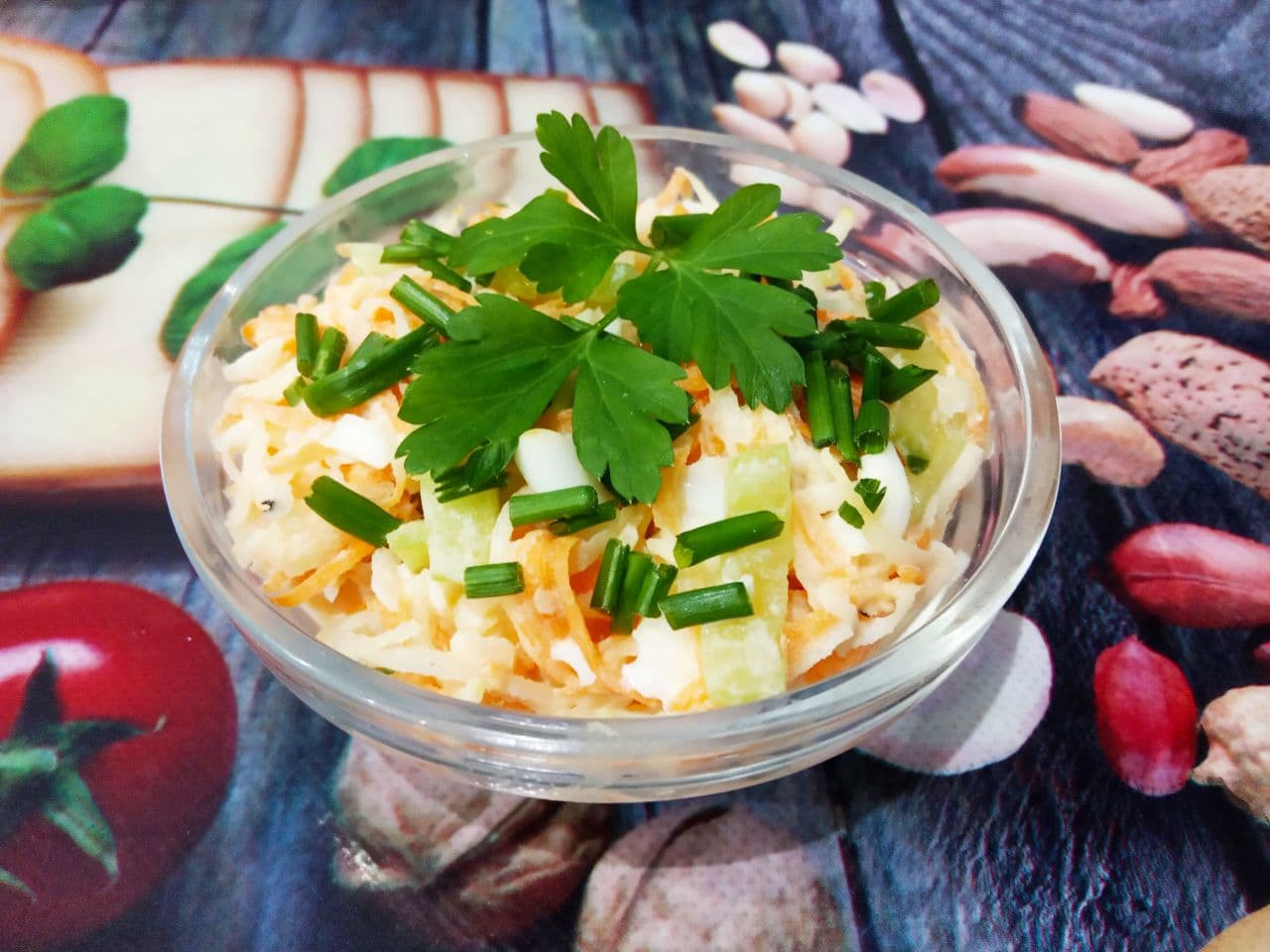 Салат витаминный с редькой, морковью и другими овощами