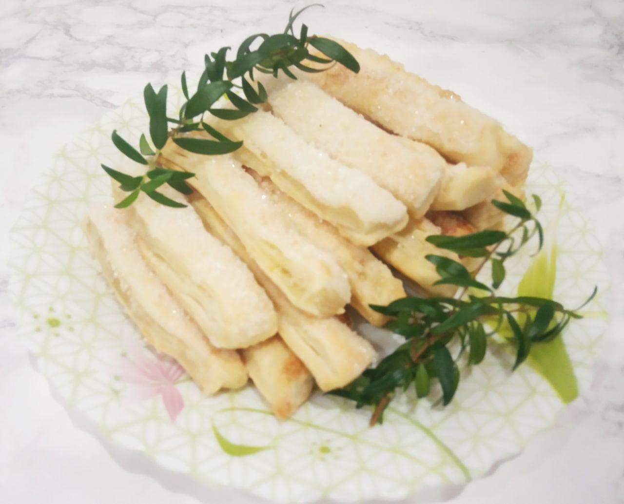 Палочки из слоеного теста