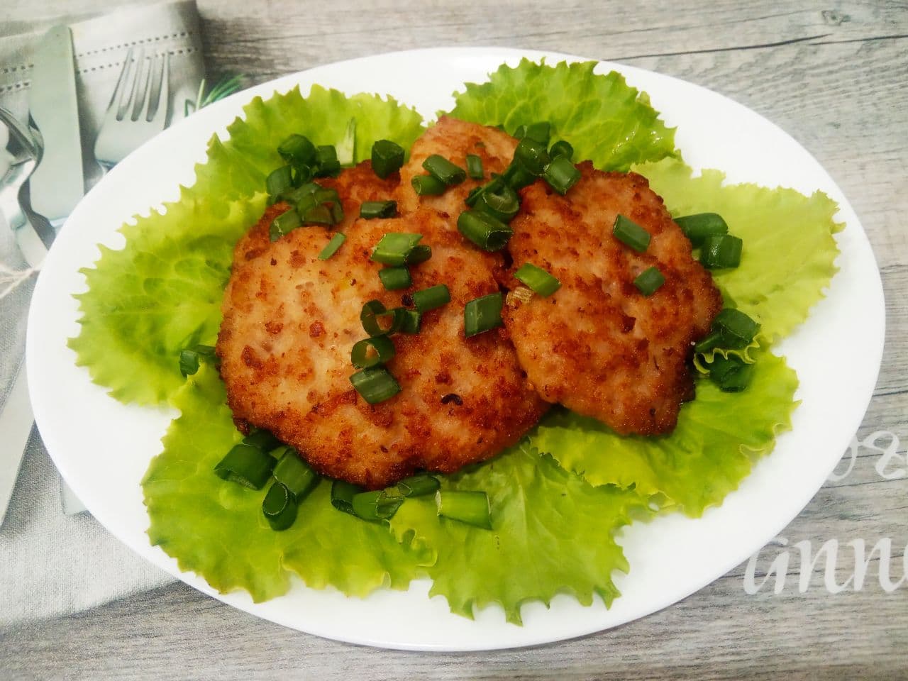 Простой рецепт мясных оладий с манной крупой и без яиц