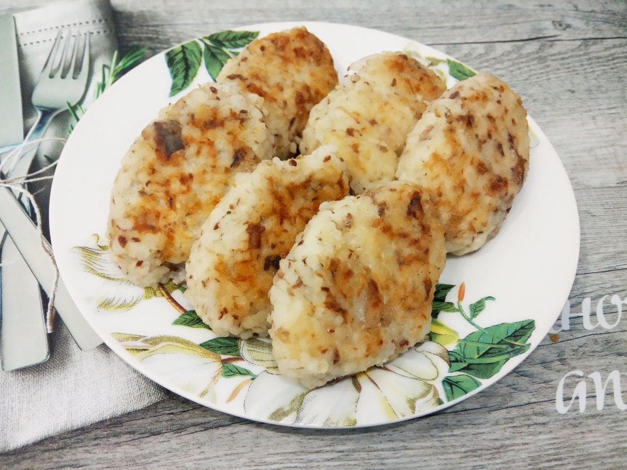 Котлеты из рыбных консервов в масле с рисом