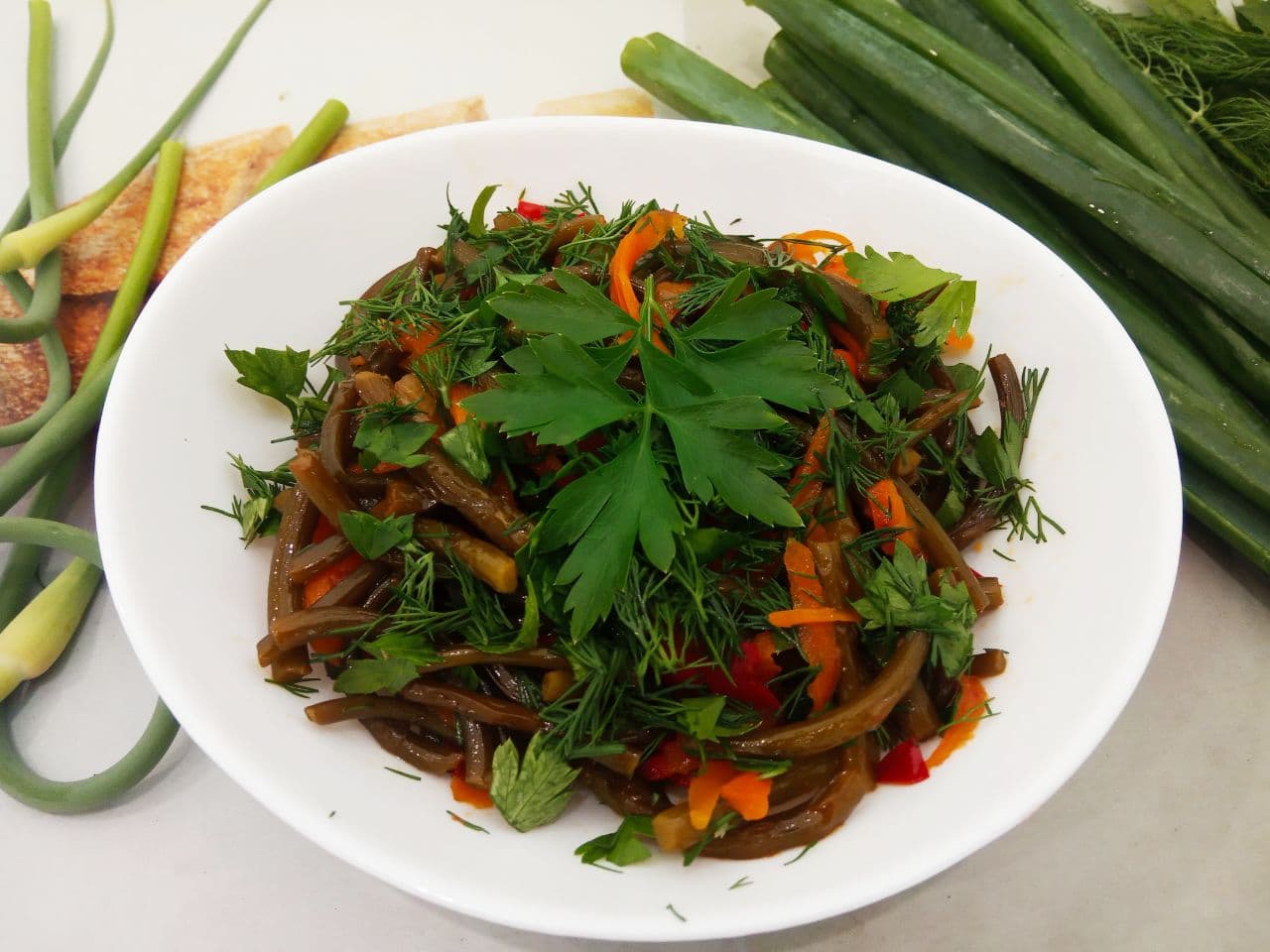 Чесночные стрелки тушеные с овощами, просто и вкусно