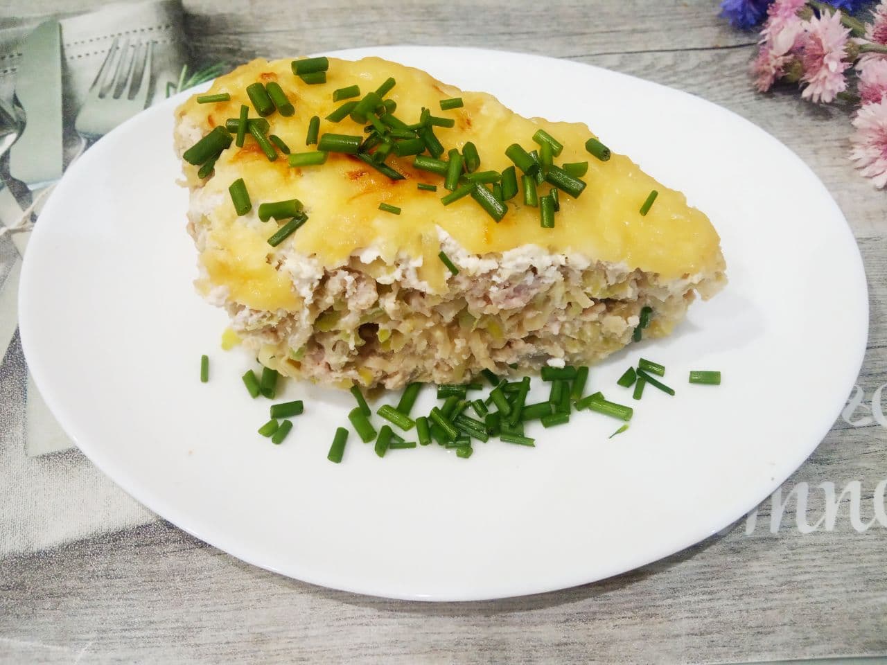 Запеканка из кабачков, фарша, овощей и сыра