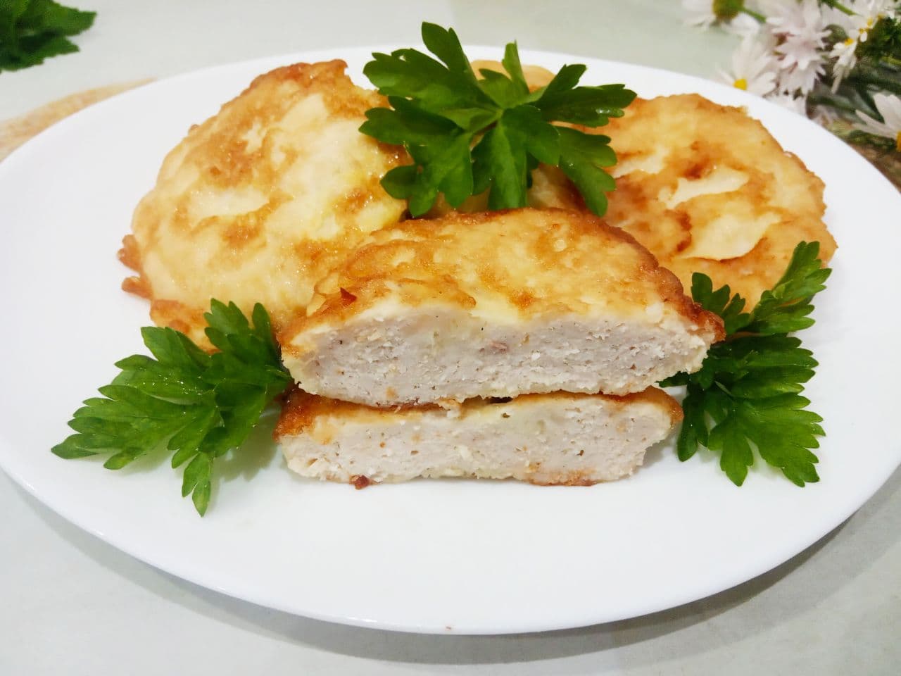 Отбивные в яичном кляре из фарша куриного филе, жареные на сковороде