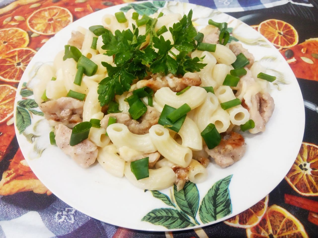 Простой рецепт макаронных изделий с мясом, сыром и луком, вкусно и аппетитно