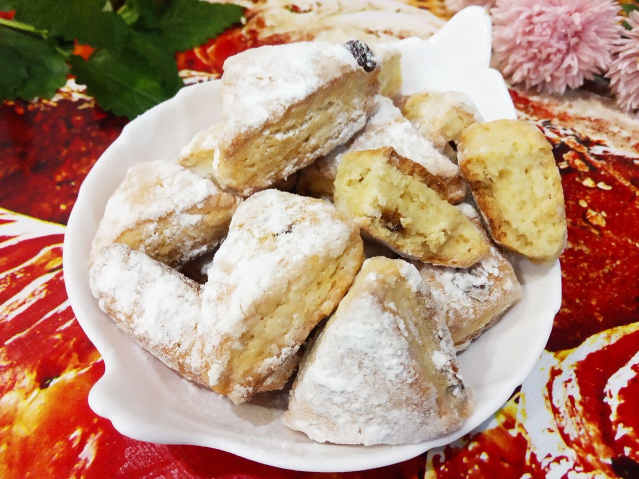 Коржики с изюмом, на кефире, в сахарной пудре
