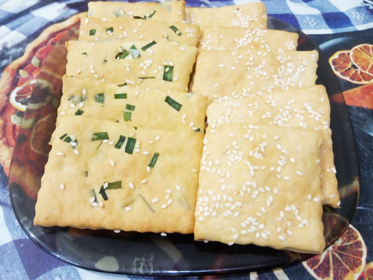 Солёное печенье с кунжутом и зеленым луком