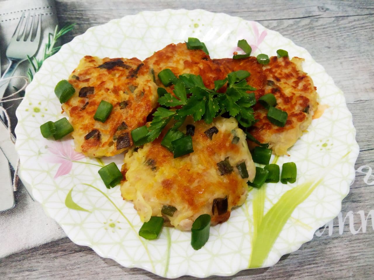 Картофельные оладьи с добавлением мясного фарша и зеленого лука