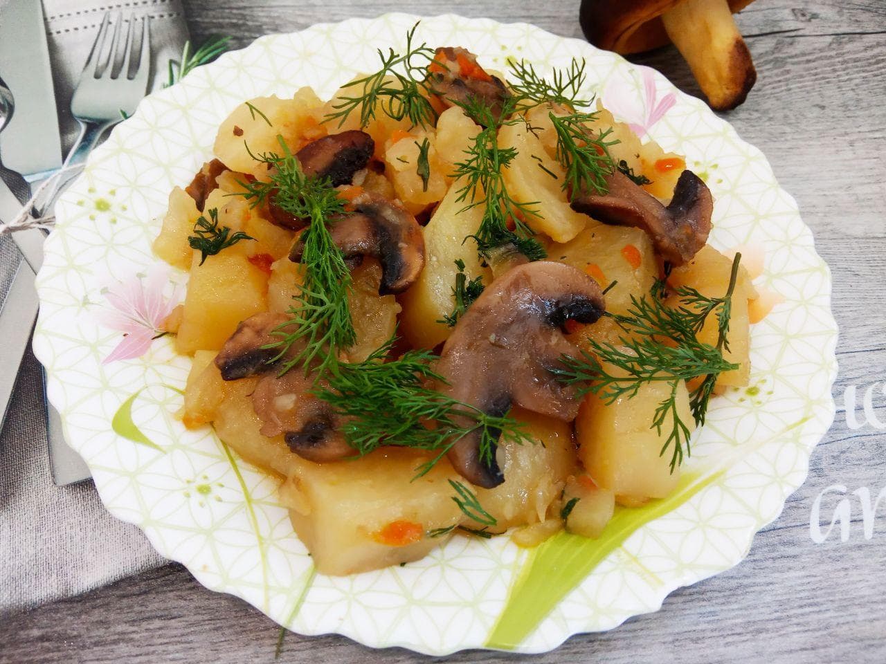 Картофель тушеный с шампиньонами