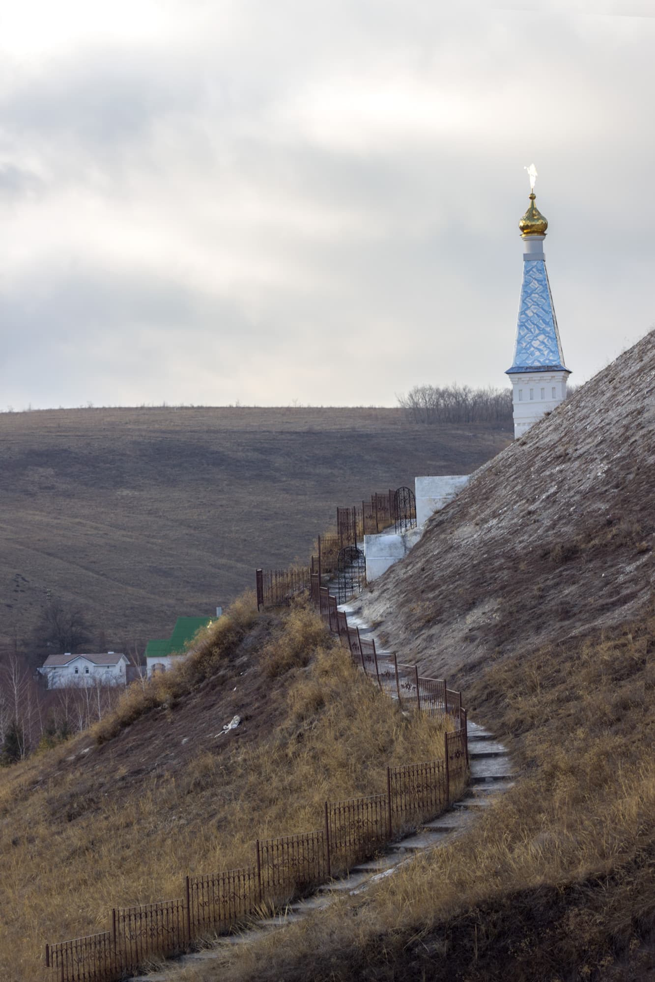 Лестница идущая к Пещере покаяния в меловой скале