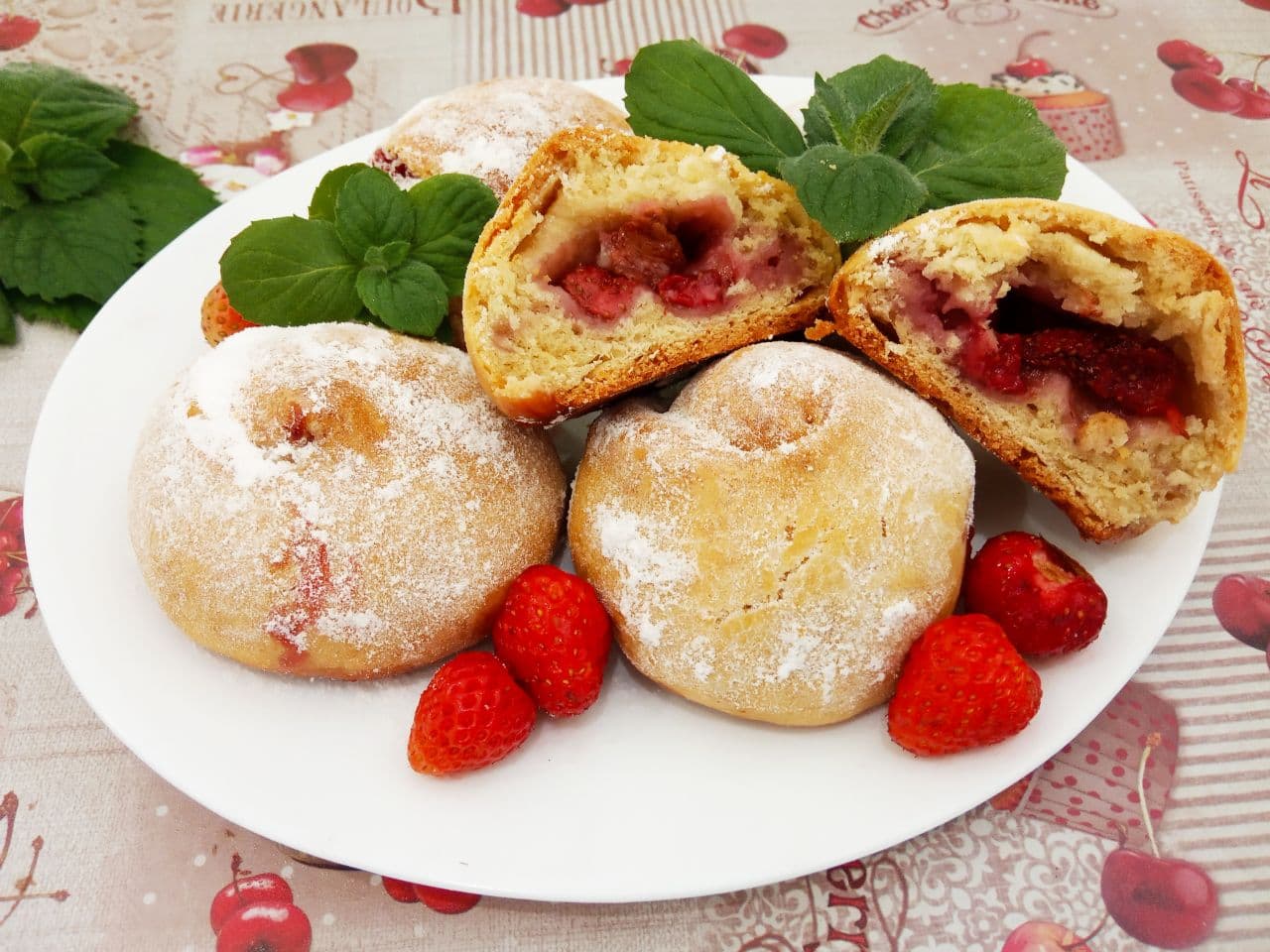 Пирожки с клубникой, из бездрожжевого теста, воздушные и рассыпчатые
