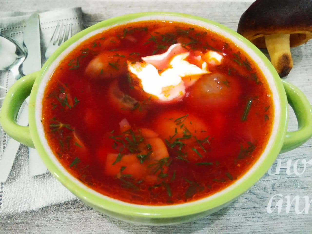 Красный борщ с грибами, вкусный и сытный