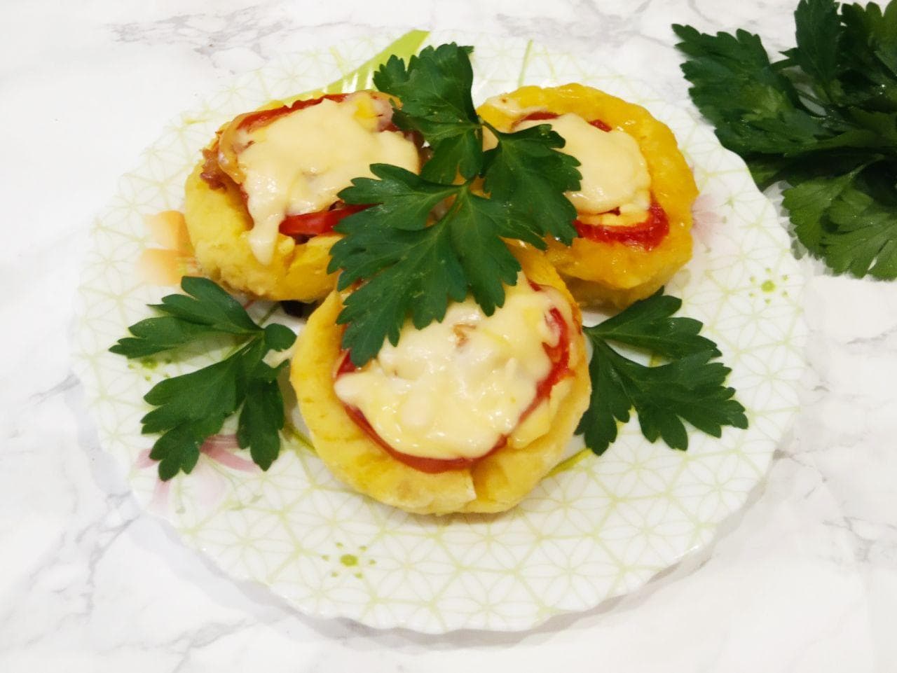 Картофельные ватрушки с мясной начинкой и сыром