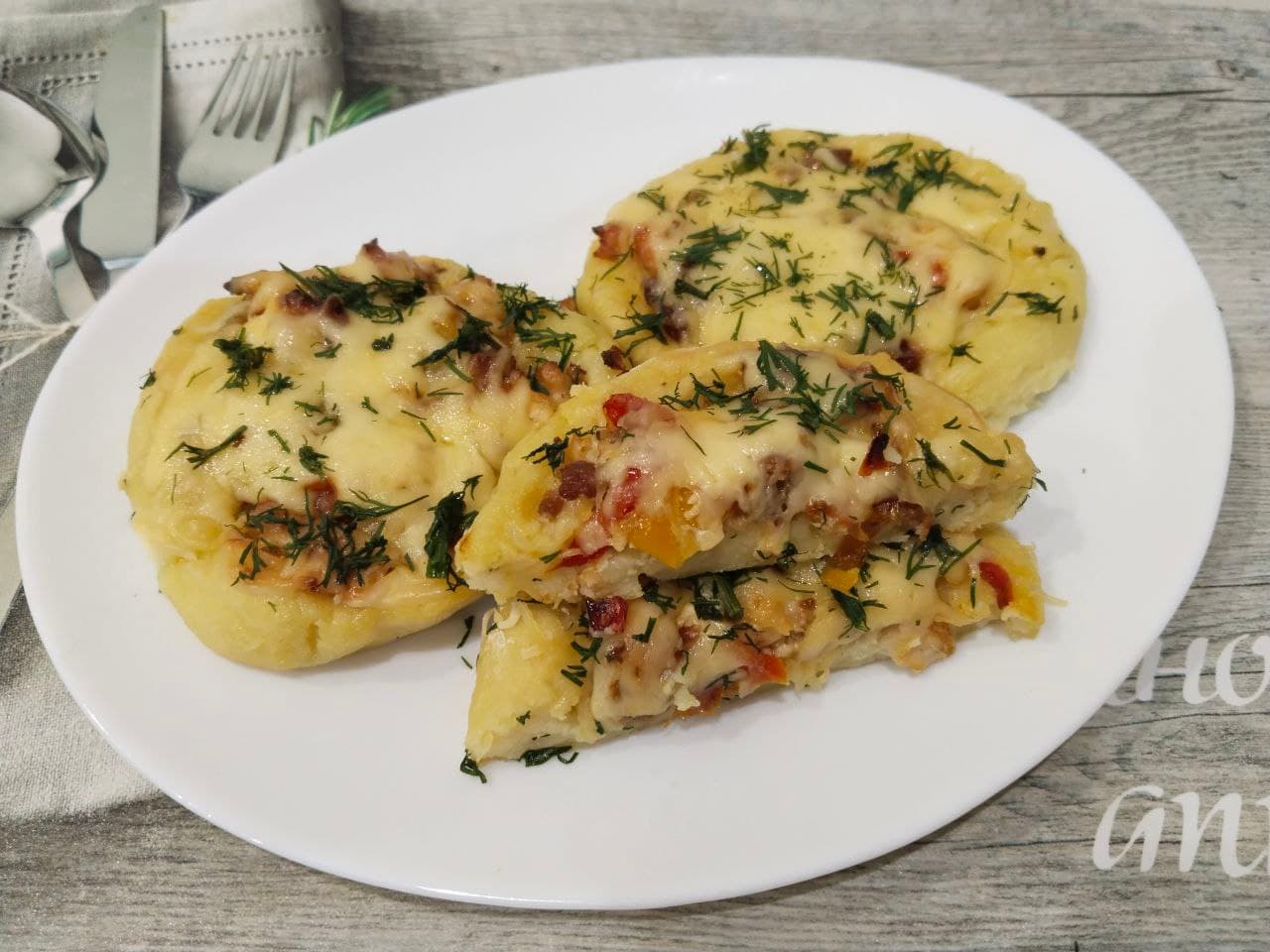 Картофельные гнёзда с мясной начинкой, сладким перцем и сыром