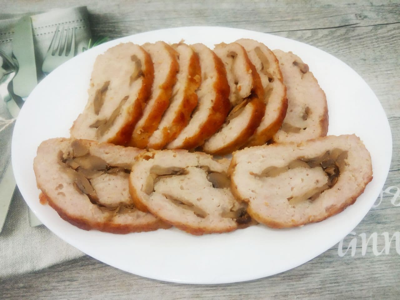 Рулет из свинины с грибами, запеченный в рукаве, вкусный и аппетитный