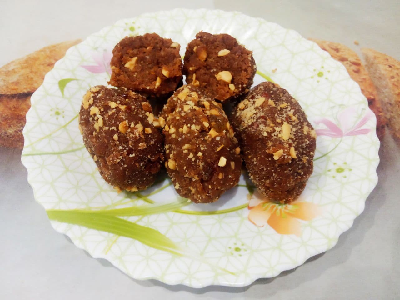 Домашние пирожные "Картошка" с орехами и изюмом