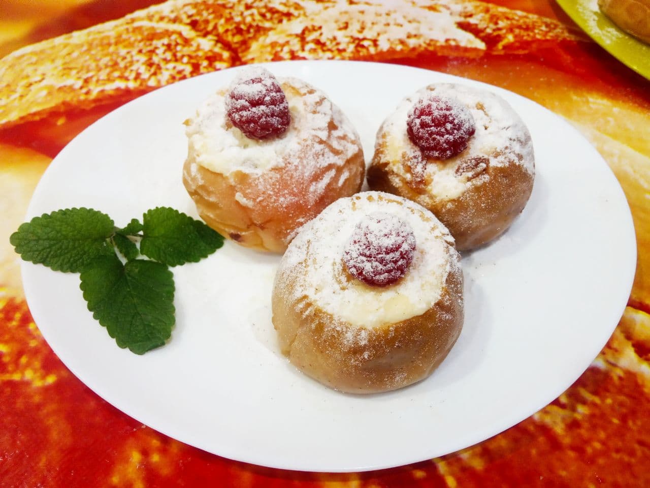 Вкусный десерт из яблок с творогом и изюмом, запеченных в духовке