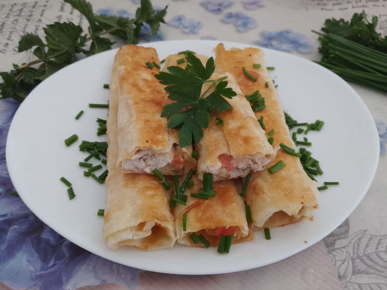 Лаваш с начинкой из куриного мяса, сыра и помидоров